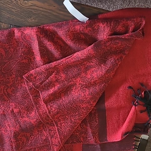 Beautiful scarf - Picture 2 of 2